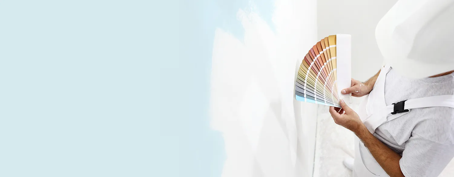 Maler Mann mit Farbe Swatches in der Hand, die Wahl der Farben Konzept